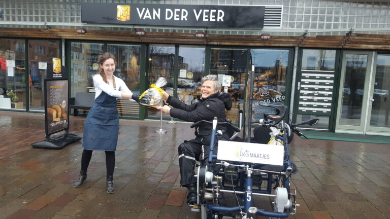 Grada en Jolanda ontvangen hun gewonnen high tea van bakker Van Der Veer